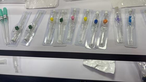 Καλή τιμή Απορρίπτονται ενδοφλέβια κανύλα με πτερυγμένο σχεδιασμό, μεγέθη 14G-26G, και βιοσυμβατό PVC για ασφαλή εισαγωγή σε απευθείας σύνδεση